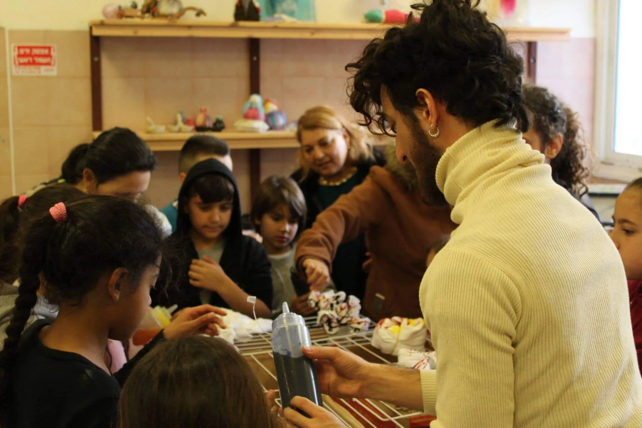 מהו תפקידו של אומן בית הספר?